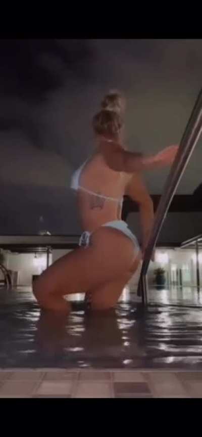🍑In The Pool