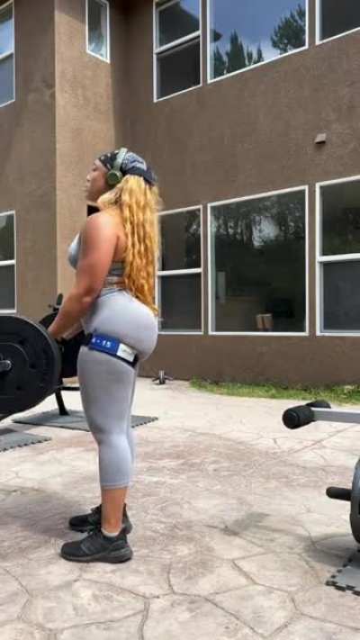 🍯🐫🏋🏽&zwj;♀️