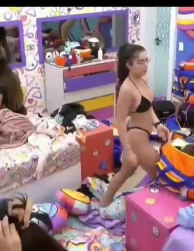Tesuda, ela sabe que &eacute; gostosa