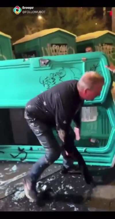 Guy gets covered in 💩