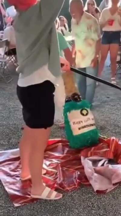 a los gringows les falta aprender a darle a la pi&ntilde;ata