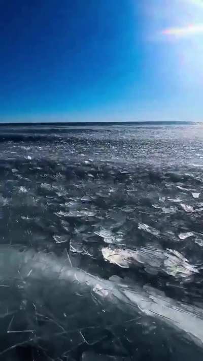Hulun Lake, the largest in Inner Mongolia, is renowned for its spectacular &ldquo;ice-racing&rdquo; phenomenon