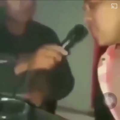 He didn&rsquo;t expect this while singing&hellip;
