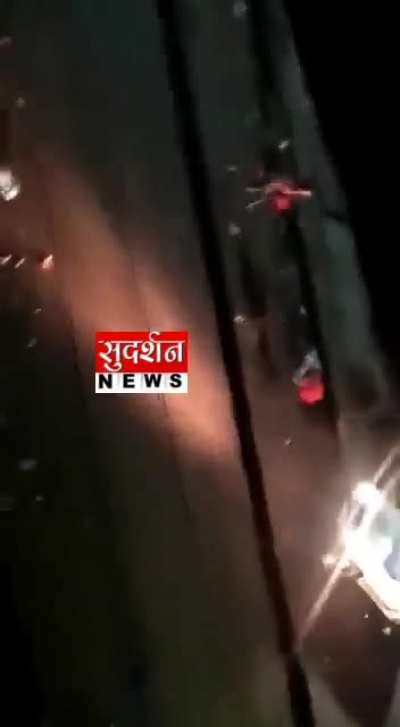 [Delhi] Muslim mob pelting stones on Delhi Police in Simapuri. There are 100+ such Muslim enclave where Law &amp;amp; Order of State does not apply. 10 including Moinul Sheikh and Rukhsana arrested.