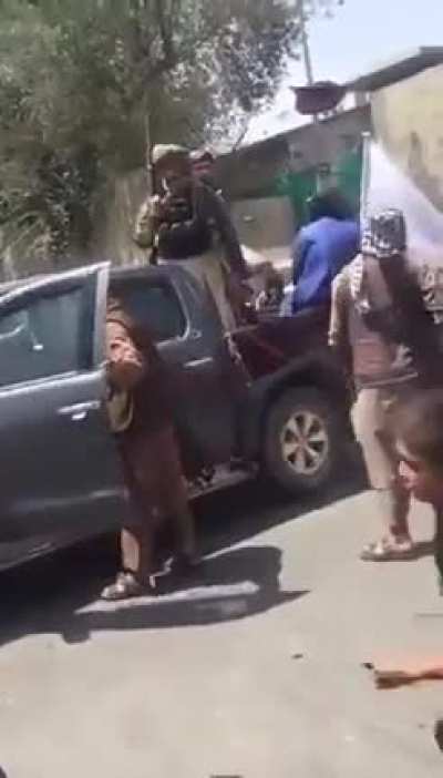 Brave Afghan women continue their protest against the restrictions imposed on them despite being threatened by armed Talibani men. Feminismo &eacute; isso a&iacute;, lutar por melhores direitos, e n&atilde;o ficar mostrando os peitos na rua.