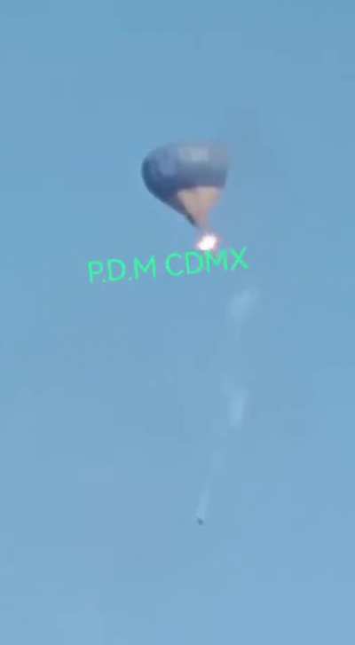 Dos personas fallecidas y tres heridos es el saldo del incendio de un globo aerost&aacute;tico en Teotihuacan, Edomex. Servicios periciales al lugar. Los tripulantes se arrojaron desde las alturas para intentar salvarse.