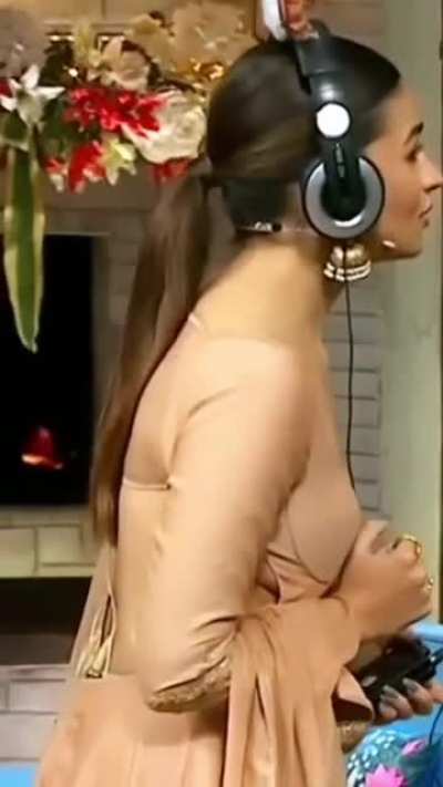 Alia Bhatt UnderBoobs 😍😍😍