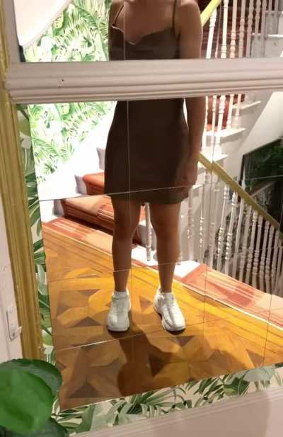 Saw this mirror on the way to the restaurant bathroom and couldn’t resist! [gif]