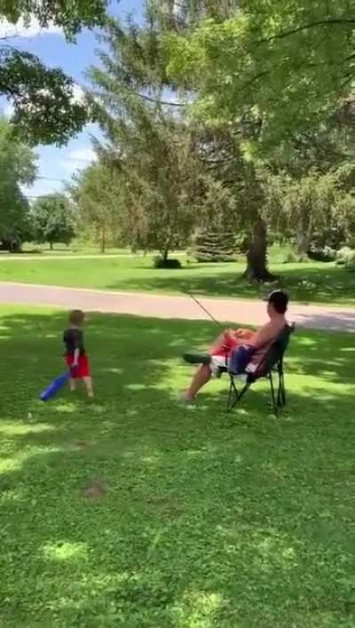 This dad is laaaazy! 😆