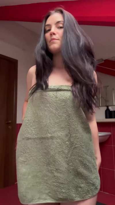 Undressing to reveal my 5&rsquo;3 body 