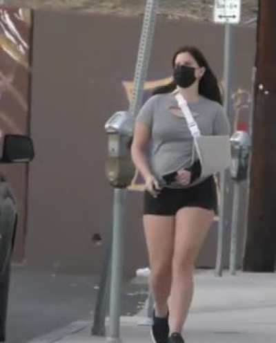 Lana Del Rey&rsquo;s soft belly jiggling today 😍
