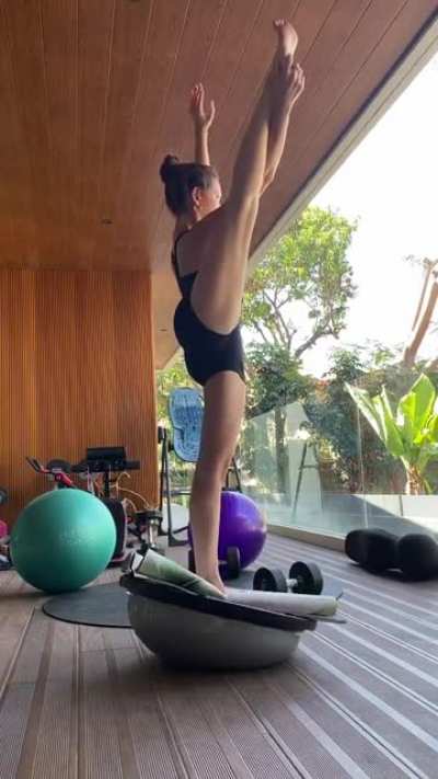 Ellen Adarna