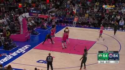 [Highlight] Jaylen Brown jams it on Kristaps Porzingis after the Derrick White block