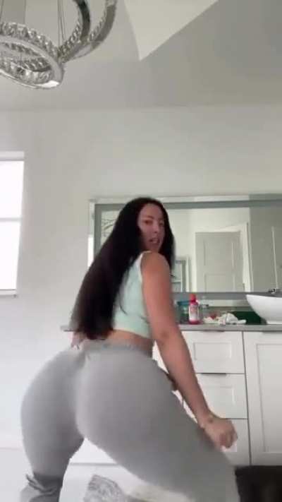 I like woe when she got the weight on her