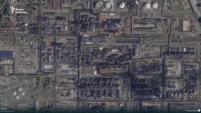 Satellite images of the Moscow Refinery after two waves of attacks on it.

The images show numerous traces of burning on the territory of the plant, damaged primary oil processing units, a storage tank without a lid and, as a bonus, the Sadovod shopping c