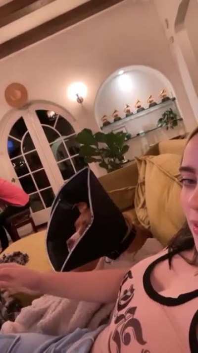 Queen ft. Billie‘s boobs - We Will Rock You. I found this video hilarious and thought I‘d share it