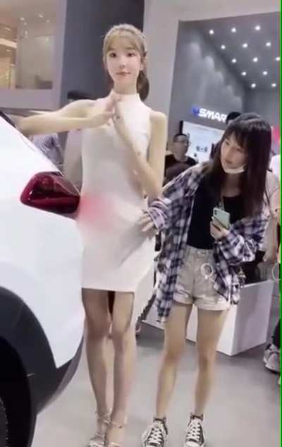 That doesn&rsquo;t look real let me touch it