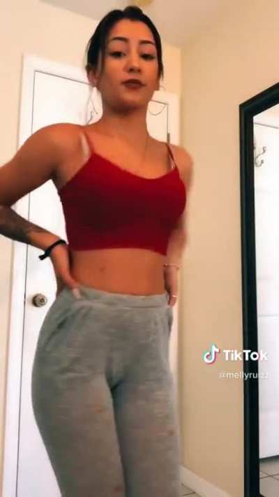 THIS NEEDS TO END.. she&rsquo;s way too hot.