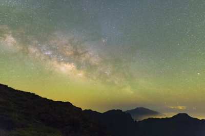 Milky Way rising through the airglow in La Palma