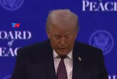 El presidente Javier Milei, junto al presidente de los EEUU Donald Trump, firmando el acta para incorporar a la Republica Argentina como Miembro Fundador del Board of Peace.