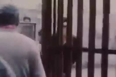Yavşak Yılmaz Güney’in film setinde kontrolden çıkıp, genç bir oyuncuya saldırdığı görüntüler ortaya çıktı.