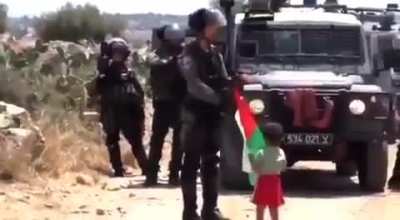 Um pai palestino tentando fazer com que o IDF mate seu filho para ele filmar.
