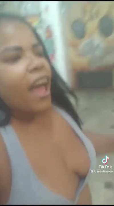 M&atilde;e vai as compras com seus filhos  na Noruega...