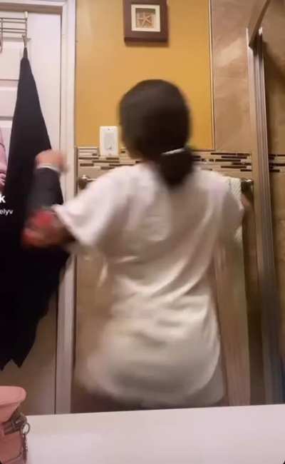 Her shaking that ass in slow mo