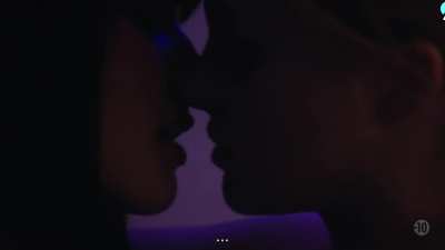 Ayumi Roux (Maya) & Flavie Delangle (Lola) lesbian kiss in Skam France s09e05