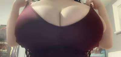 I have huge tits I can&rsquo;t hide OC