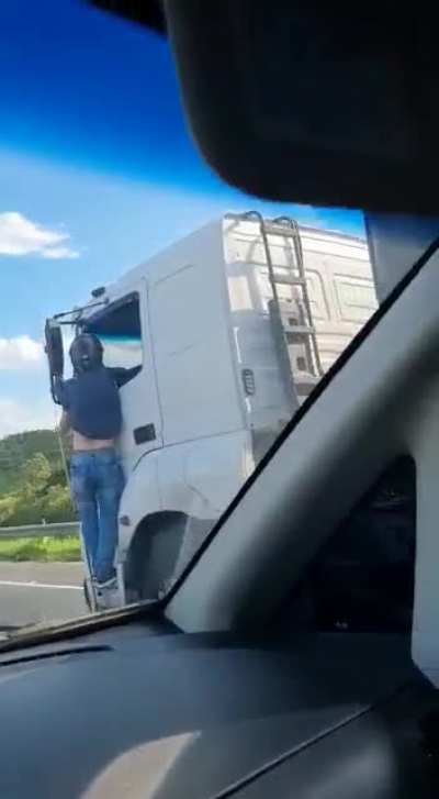 Что, черт возьми, делает водитель этого грузовика?