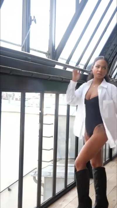 BTS for her photoshoot in Paris