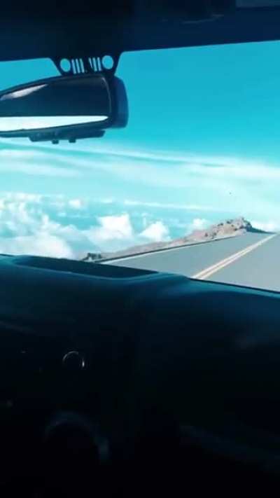 Roadtrip above the clouds in Hawaii