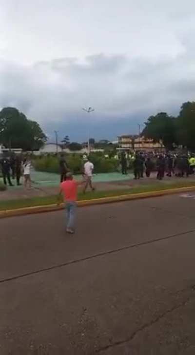 Actualmente concentraci&oacute;n en la plaza Hugo Ch&aacute;vez fr&iacute;as de matur&iacute;n, se quiere tumbar la estatua de Ch&aacute;vez y los guardias se resisten.