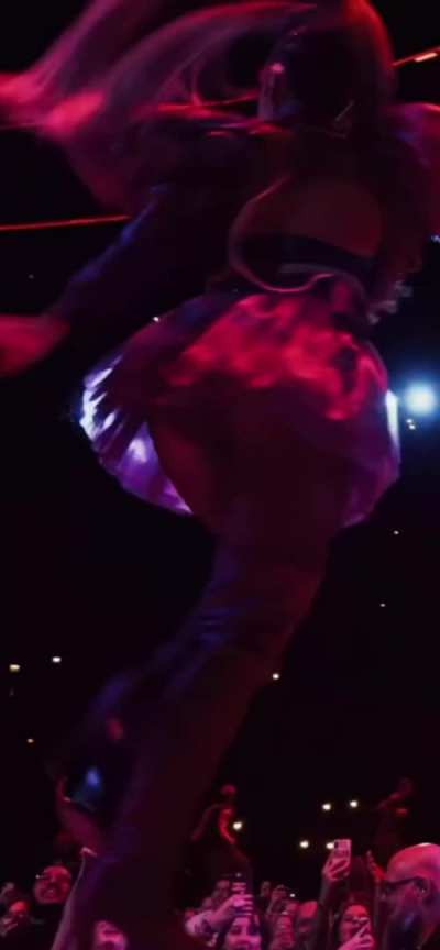 I wanna see Ari&acute;s tiny Body in a Fan-Ganbang