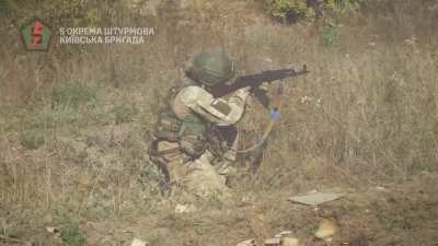A soldier of the 5th OSHBr sings the new marching song “Sturmovik”. Music video with combat footage. May 2024.