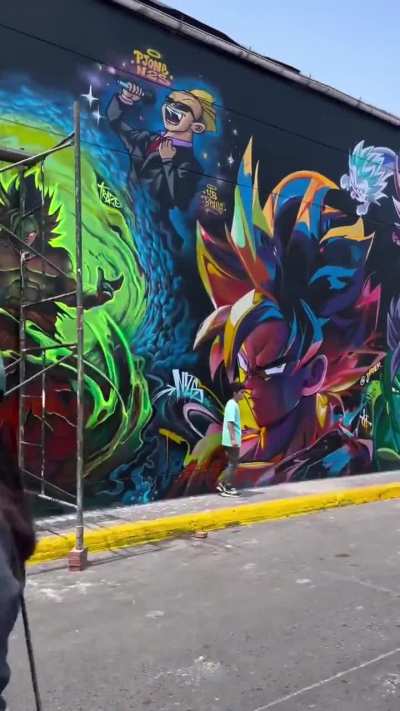 Un enorme mural en homenaje a Akira Toriyama, fue inaugurado en Lima, Per&uacute;. 🇵🇪 Este mural tiene 110 metros de largo y cont&oacute; con la participaci&oacute;n de 45 artistas.