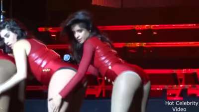 She knows how to shake it