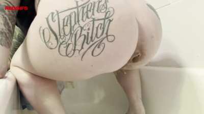 Pooping 💩 in the tub so I can play in it after 😈 [F]