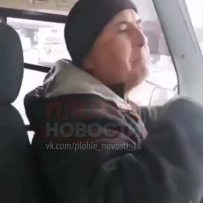 Водитель подмосковного автобуса, видимо, не в курсе что такое социальный проездной. Мужчина публично обозвал пассажира "дармоедом" и "бомжом", а затем выгнал из салона. Оскорбленный клиент объяснил шоферу, что если он не хочет соблюдать законодательство, 