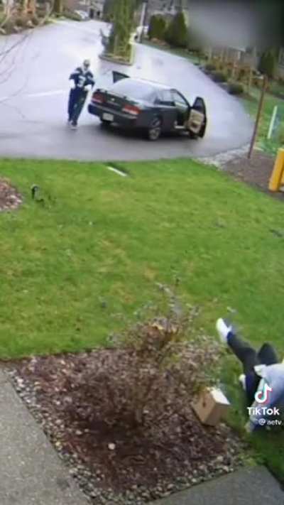 Don&rsquo;t mess with wet grass. Woman steals packages and breaks ankle