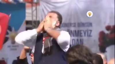 Kongre'de Allah'ını g&ouml;ren vatandaş, ilgin&ccedil; tapma rit&uuml;elleri ger&ccedil;ekleştiriyor.