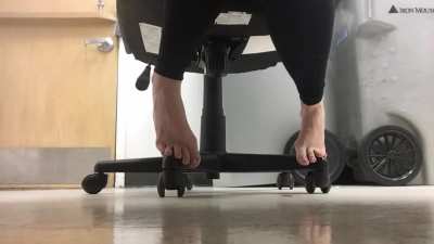 Took a 5 min video this morning, under that desk. Here&rsquo;s a clip for you guys 👣