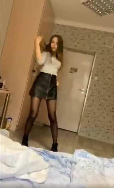 Hot girl started dancing and then decided to take off skirt + full vid in the comments