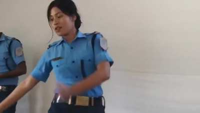 Lathai paros sara duniya, Malai dekhne bitikai!!