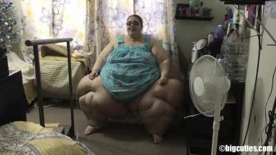 Ssbbw Echo walking