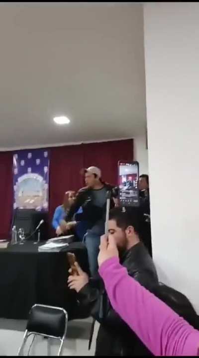 (Santa Cruz) Un supuesto militante de Pablo Grasso (UxP), actual intendente de Río Gallegos, se retiraba del Honorable Concejo Deliberante insultando luego de que un consejal propio votará en contra del proyecto del ejecutivo. El proyecto incluía la creac