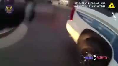 "fuck that hurt" - man with knife gets agresive inside the shop. People are afraid and call 911.