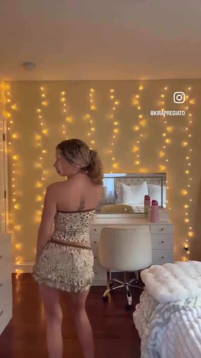 Kira’s ass