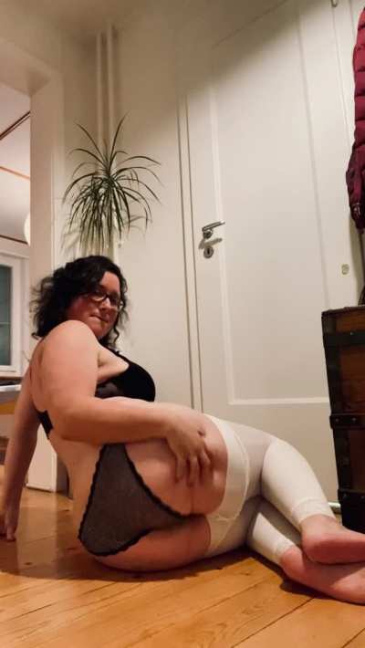 Let me be the milf girl that cheers you up today